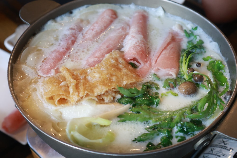 嘉義阿里山美食｜藏在巷子裡的超狂火鍋店 阿宏的家。菜盤爆量x鍋底好喝x寵物友善必訪！預約制