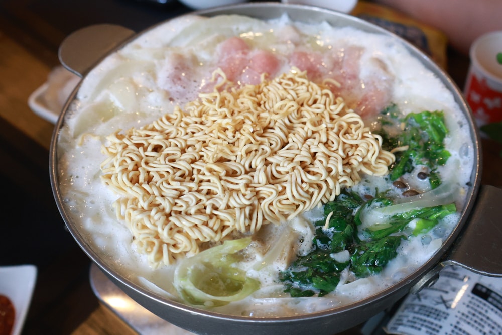 嘉義阿里山美食｜藏在巷子裡的超狂火鍋店 阿宏的家。菜盤爆量x鍋底好喝x寵物友善必訪！預約制