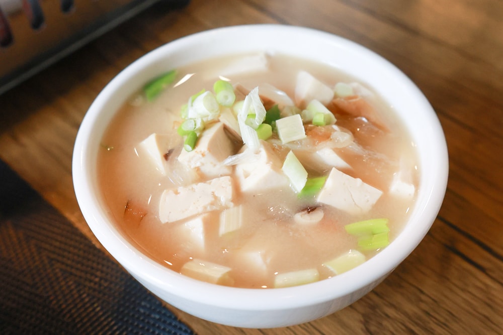 嘉義阿里山美食｜藏在巷子裡的超狂火鍋店 阿宏的家。菜盤爆量x鍋底好喝x寵物友善必訪！預約制