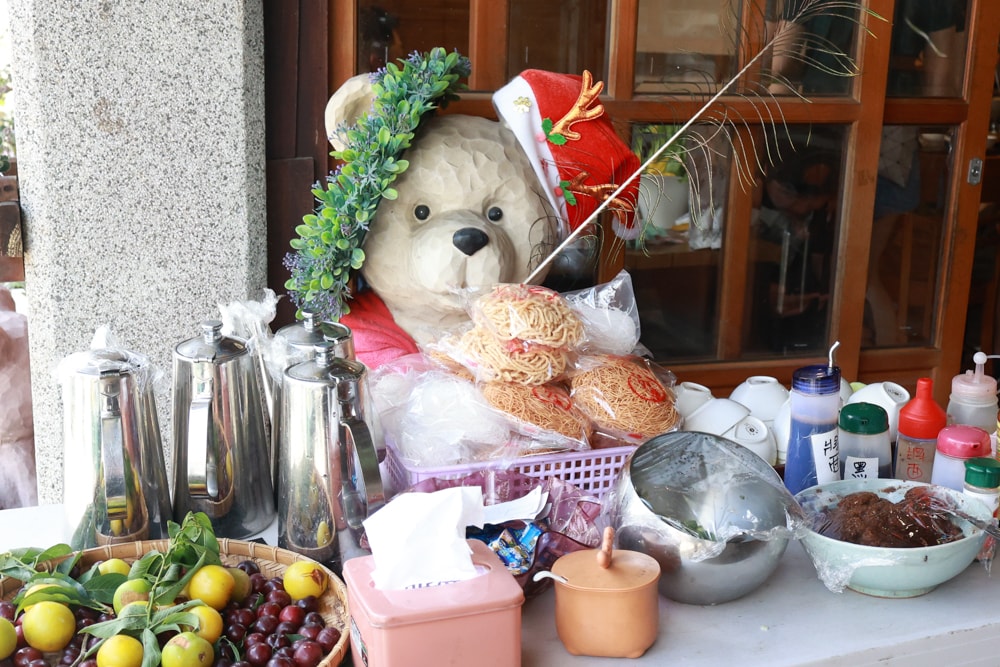嘉義阿里山美食｜藏在巷子裡的超狂火鍋店 阿宏的家。菜盤爆量x鍋底好喝x寵物友善必訪！預約制