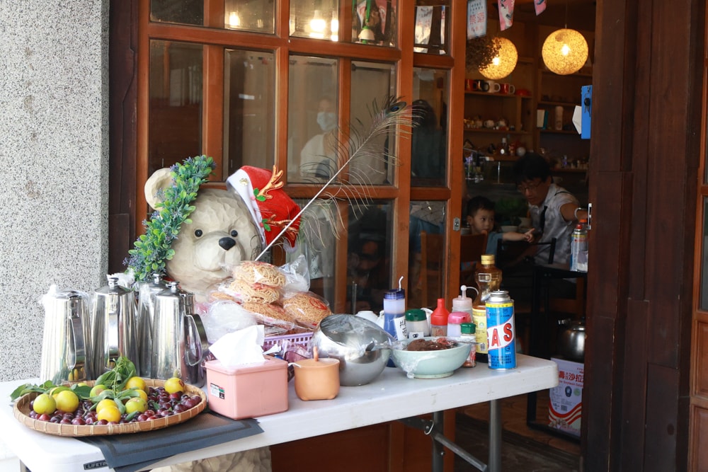 嘉義阿里山美食｜藏在巷子裡的超狂火鍋店 阿宏的家。菜盤爆量x鍋底好喝x寵物友善必訪！預約制