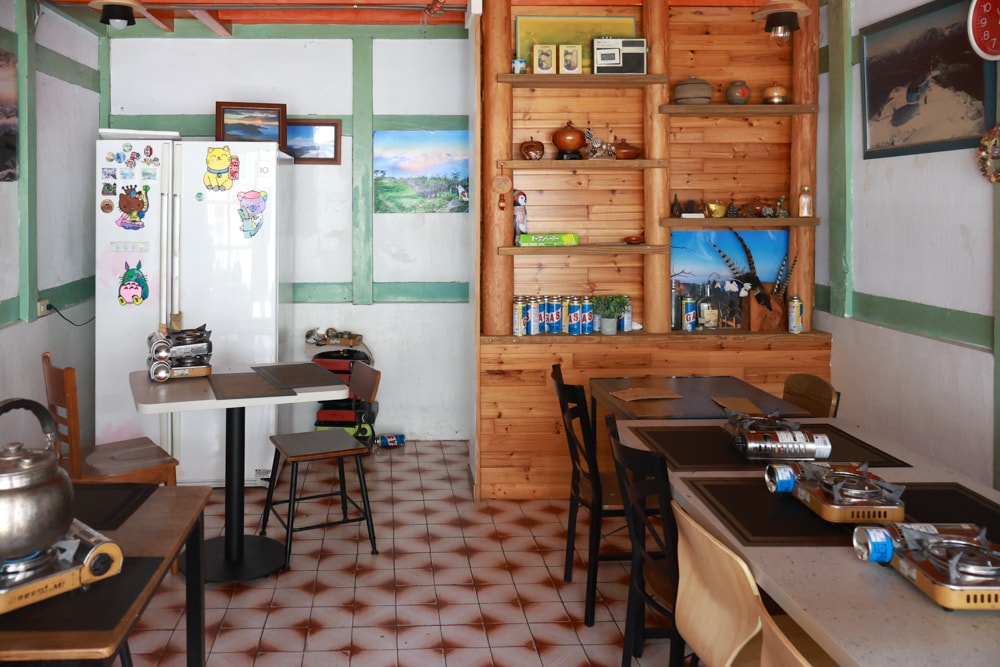 嘉義阿里山美食｜藏在巷子裡的超狂火鍋店 阿宏的家。菜盤爆量x鍋底好喝x寵物友善必訪！預約制