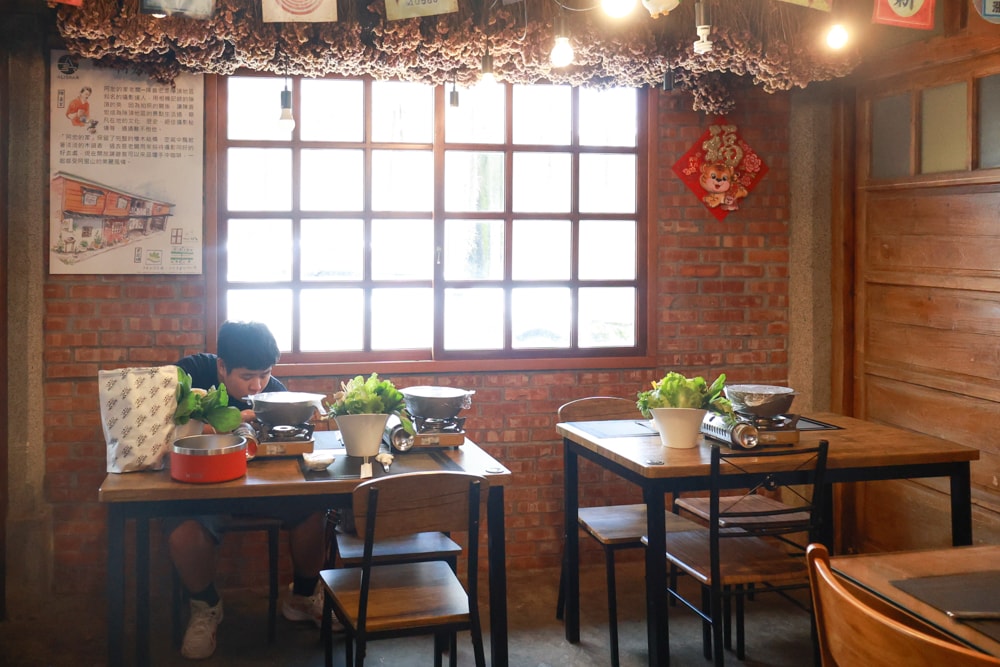 嘉義阿里山美食｜藏在巷子裡的超狂火鍋店 阿宏的家。菜盤爆量x鍋底好喝x寵物友善必訪！預約制