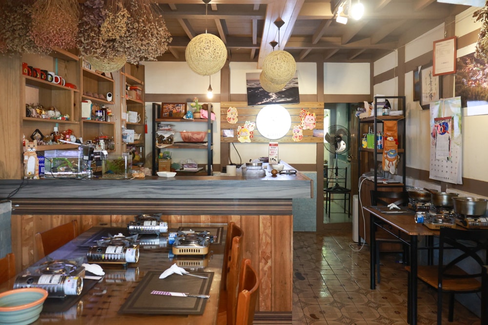 嘉義阿里山美食｜藏在巷子裡的超狂火鍋店 阿宏的家。菜盤爆量x鍋底好喝x寵物友善必訪！預約制