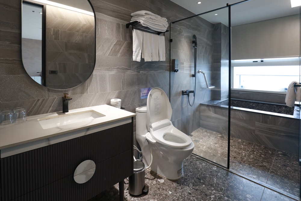 新北石門、北海岸海景住宿推薦｜半島海悅渡假會館：每一間都能帶毛孩入住，超美落地窗海景房必住！寵物友善民宿、北海岸寵物友善住宿