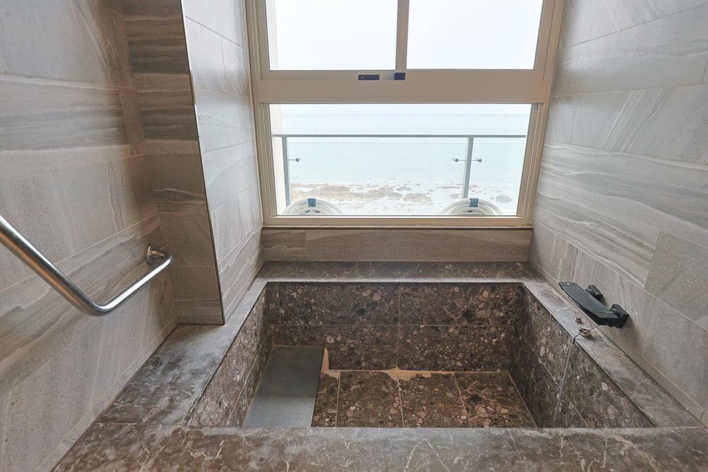 新北石門、北海岸海景住宿推薦｜半島海悅渡假會館：每一間都能帶毛孩入住，超美落地窗海景房必住！寵物友善民宿、北海岸寵物友善住宿