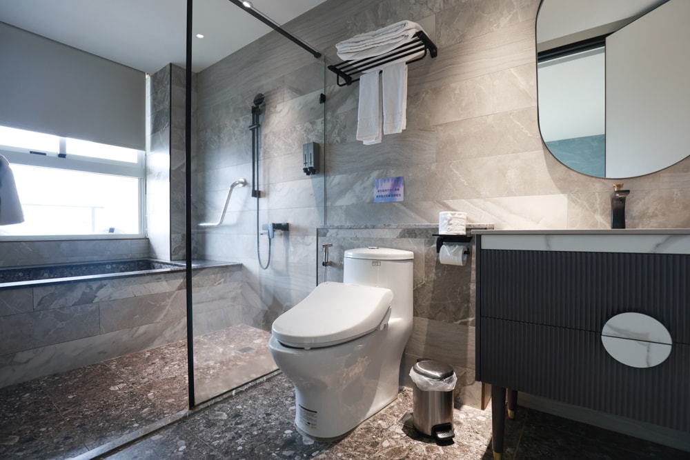 新北石門、北海岸海景住宿推薦｜半島海悅渡假會館：每一間都能帶毛孩入住，超美落地窗海景房必住！寵物友善民宿、北海岸寵物友善住宿