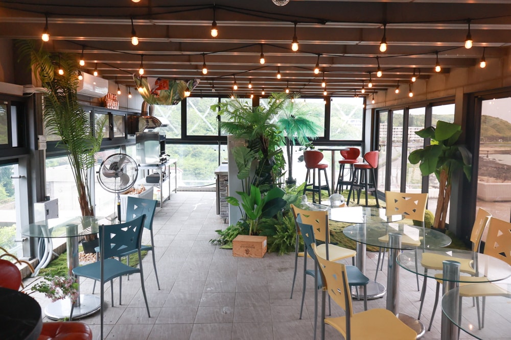 新北石門、北海岸海景住宿推薦｜半島海悅渡假會館：每一間都能帶毛孩入住，超美落地窗海景房必住！寵物友善民宿、北海岸寵物友善住宿