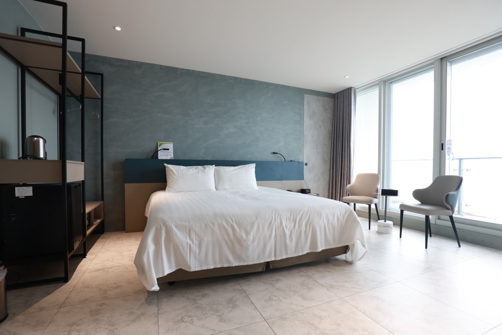 新北石門、北海岸海景住宿推薦｜半島海悅渡假會館：每一間都能帶毛孩入住，超美落地窗海景房必住！寵物友善民宿、北海岸寵物友善住宿