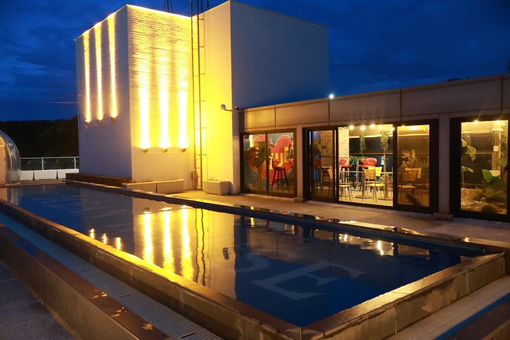 新北石門、北海岸海景住宿推薦｜半島海悅渡假會館：每一間都能帶毛孩入住，超美落地窗海景房必住！寵物友善民宿、北海岸寵物友善住宿