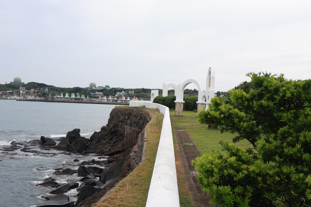 新北石門、北海岸海景住宿推薦｜半島海悅渡假會館：每一間都能帶毛孩入住，超美落地窗海景房必住！寵物友善民宿、北海岸寵物友善住宿