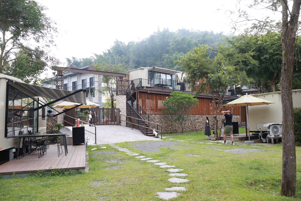 日月潭最Chill的寵物友善住宿｜陌野露營車驛站、寵物友善露營車、免搭帳豪華露營、南投寵物友善住宿