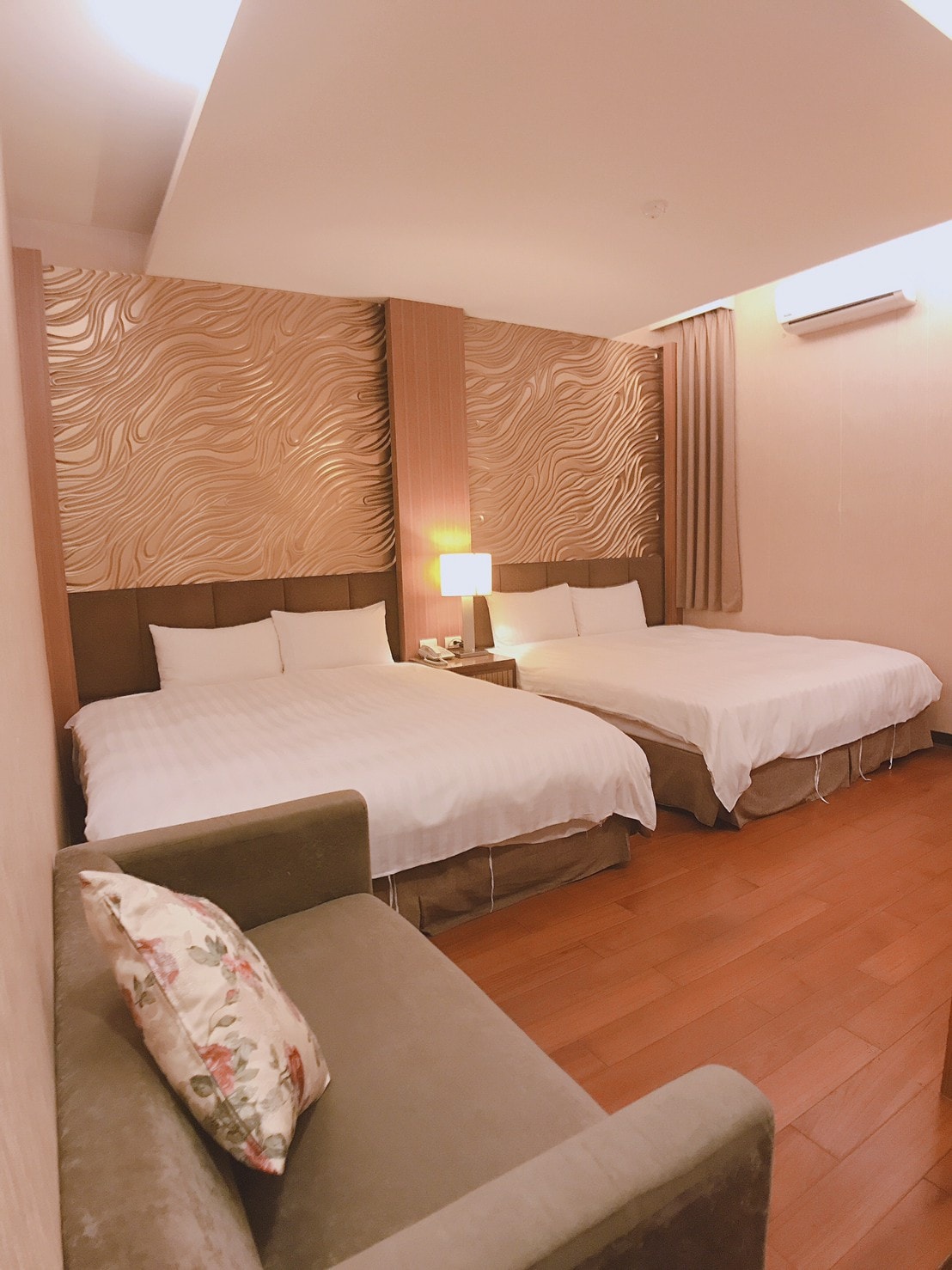 宜蘭礁溪住宿｜礁溪青池人文温泉旅店。宜蘭寵物友善飯店、大湯池、大床鋪，還能攜帶寵物入住！