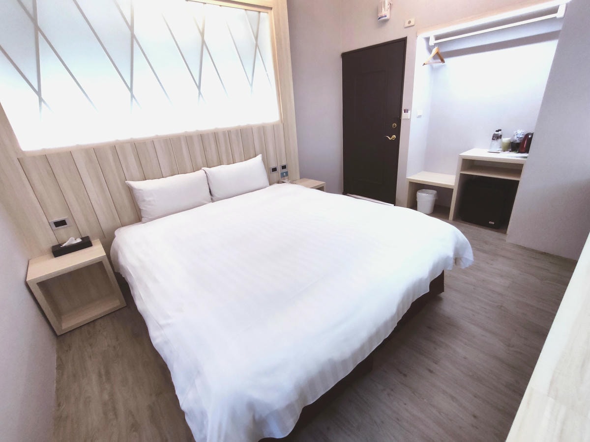 宜蘭礁溪住宿｜礁溪青池人文温泉旅店。宜蘭寵物友善飯店、大湯池、大床鋪，還能攜帶寵物入住！