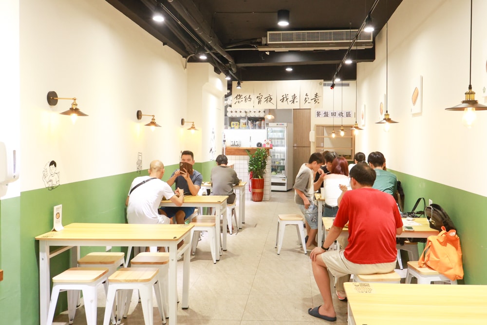 宜蘭美食｜夜煎部小食堂礁溪店。寵物友善餐廳、礁溪宵夜、炒泡麵、咖哩飯、漢堡、蛋餅、鍋燒麵！