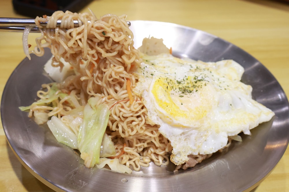 宜蘭美食｜夜煎部小食堂礁溪店。寵物友善餐廳、礁溪宵夜、炒泡麵、咖哩飯、漢堡、蛋餅、鍋燒麵！