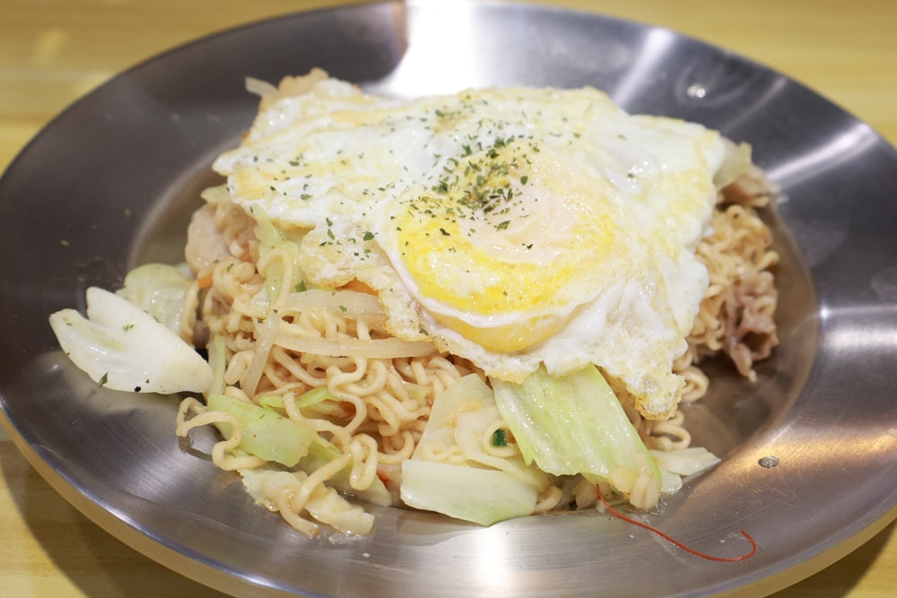 宜蘭美食｜夜煎部小食堂礁溪店。寵物友善餐廳、礁溪宵夜、炒泡麵、咖哩飯、漢堡、蛋餅、鍋燒麵！