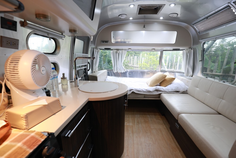 苗栗卓蘭住宿｜小巷清風 Le.Alley Autocamp Resort。苗栗 GlampingAirstream豪華露營車、一泊二食、寵物友善、鯉魚潭湖畔旁