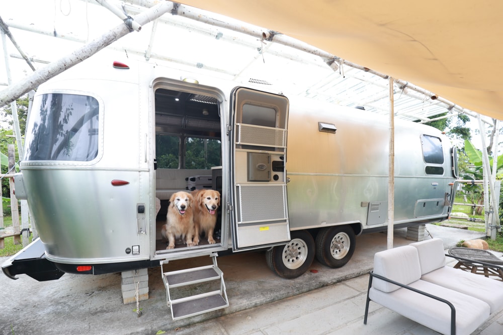 苗栗卓蘭住宿｜小巷清風 Le.Alley Autocamp Resort。苗栗 GlampingAirstream豪華露營車、一泊二食、寵物友善、鯉魚潭湖畔旁