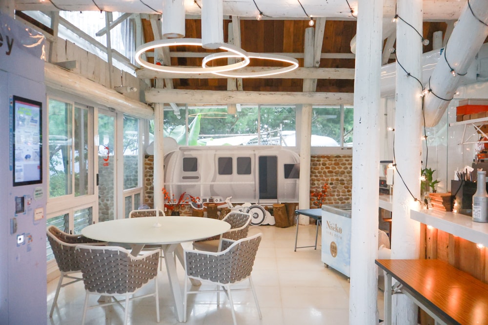 苗栗卓蘭住宿｜小巷清風 Le.Alley Autocamp Resort。苗栗 GlampingAirstream豪華露營車、一泊二食、寵物友善、鯉魚潭湖畔旁