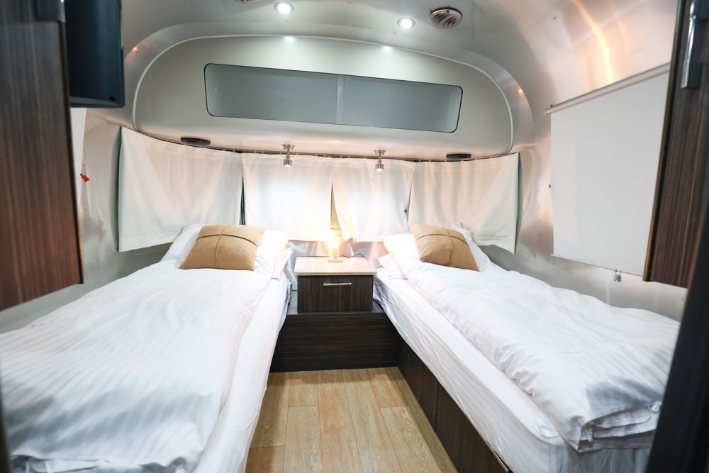 苗栗卓蘭住宿｜小巷清風 Le.Alley Autocamp Resort。苗栗 GlampingAirstream豪華露營車、一泊二食、寵物友善、鯉魚潭湖畔旁