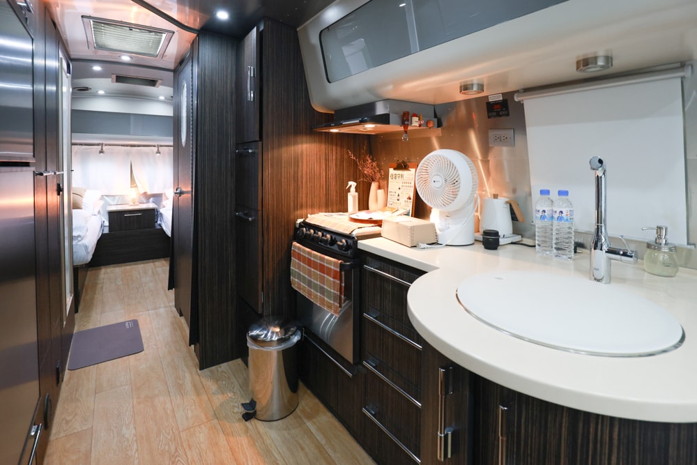 苗栗卓蘭住宿｜小巷清風 Le.Alley Autocamp Resort。苗栗 GlampingAirstream豪華露營車、一泊二食、寵物友善、鯉魚潭湖畔旁