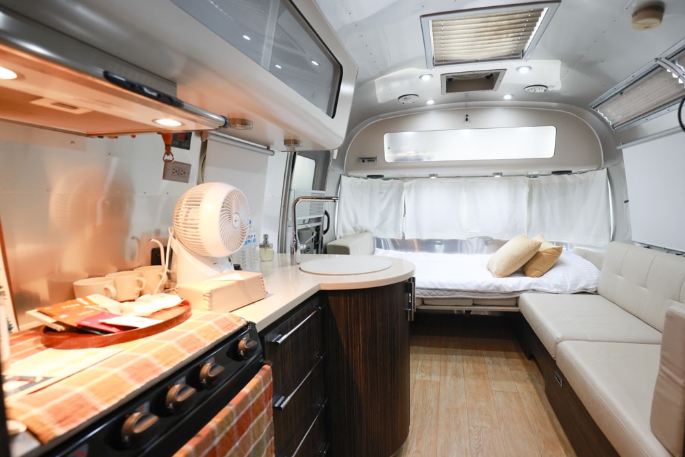 苗栗卓蘭住宿｜小巷清風 Le.Alley Autocamp Resort。苗栗 GlampingAirstream豪華露營車、一泊二食、寵物友善、鯉魚潭湖畔旁