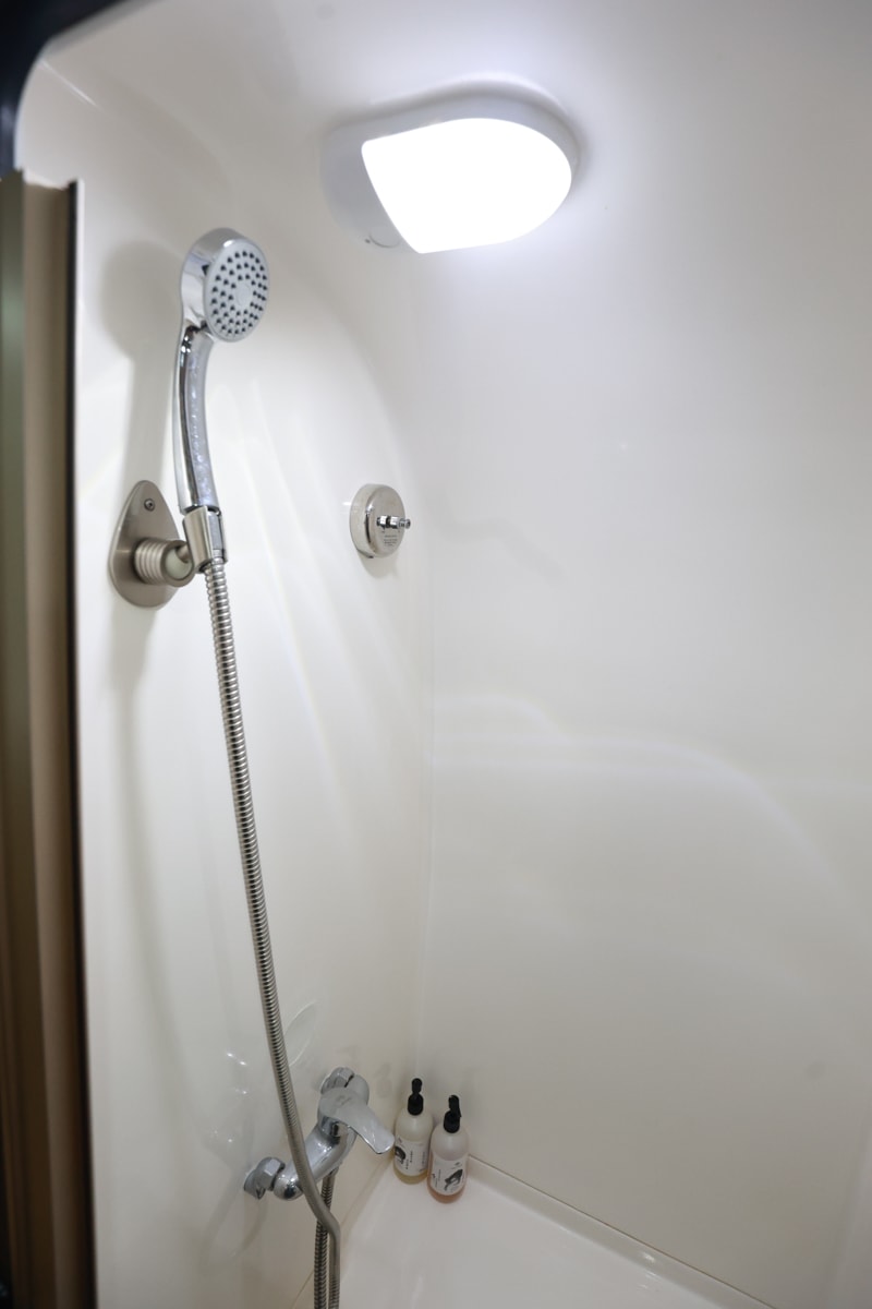 苗栗卓蘭住宿｜小巷清風 Le.Alley Autocamp Resort。苗栗 GlampingAirstream豪華露營車、一泊二食、寵物友善、鯉魚潭湖畔旁