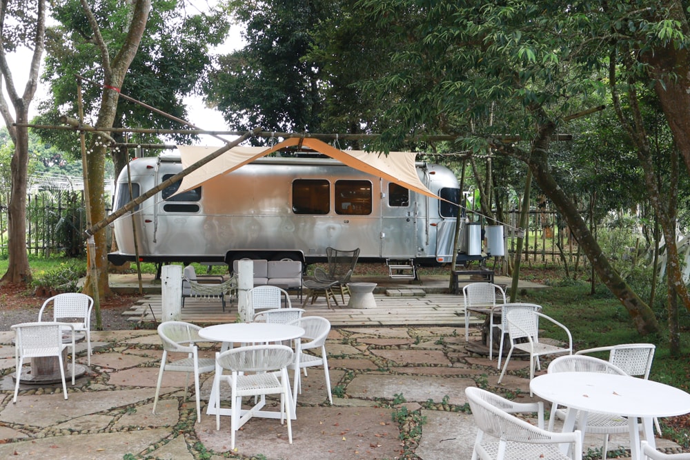 苗栗卓蘭住宿｜小巷清風 Le.Alley Autocamp Resort。苗栗 GlampingAirstream豪華露營車、一泊二食、寵物友善、鯉魚潭湖畔旁