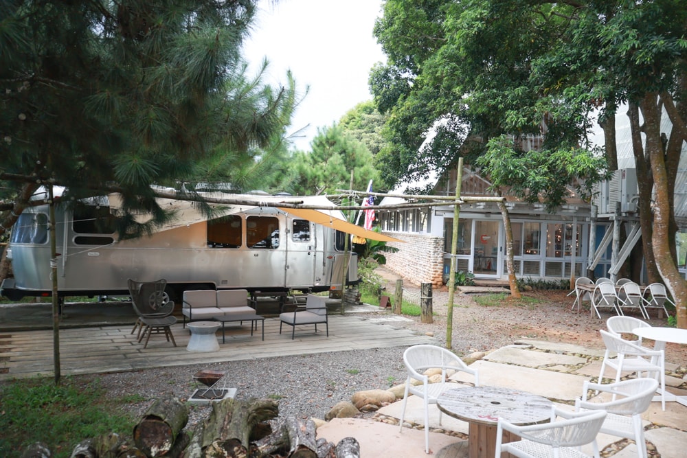 苗栗卓蘭住宿｜小巷清風 Le.Alley Autocamp Resort。苗栗 GlampingAirstream豪華露營車、一泊二食、寵物友善、鯉魚潭湖畔旁