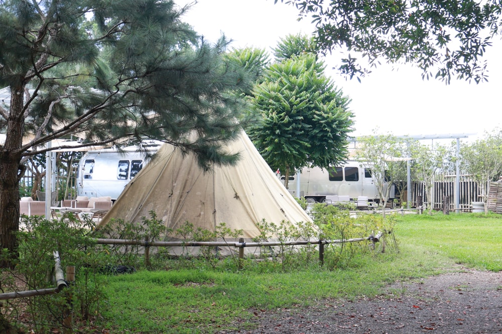 苗栗卓蘭住宿｜小巷清風 Le.Alley Autocamp Resort。苗栗 GlampingAirstream豪華露營車、一泊二食、寵物友善、鯉魚潭湖畔旁