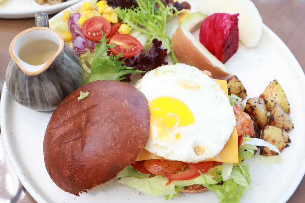 苗栗卓蘭住宿｜小巷清風 Le.Alley Autocamp Resort。苗栗 GlampingAirstream豪華露營車、一泊二食、寵物友善、鯉魚潭湖畔旁