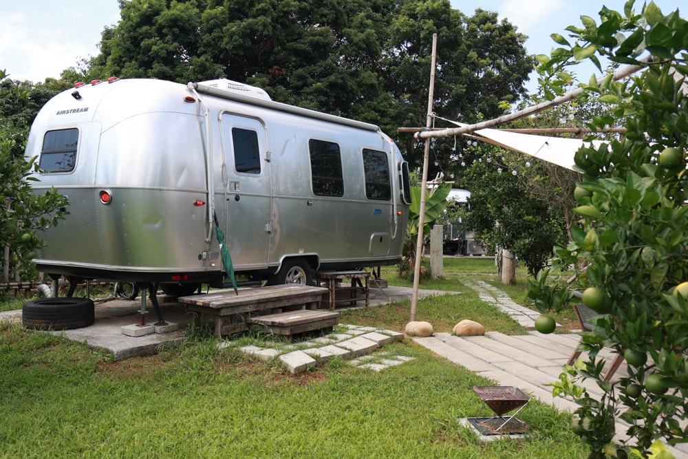 苗栗卓蘭住宿｜小巷清風 Le.Alley Autocamp Resort。苗栗 GlampingAirstream豪華露營車、一泊二食、寵物友善、鯉魚潭湖畔旁
