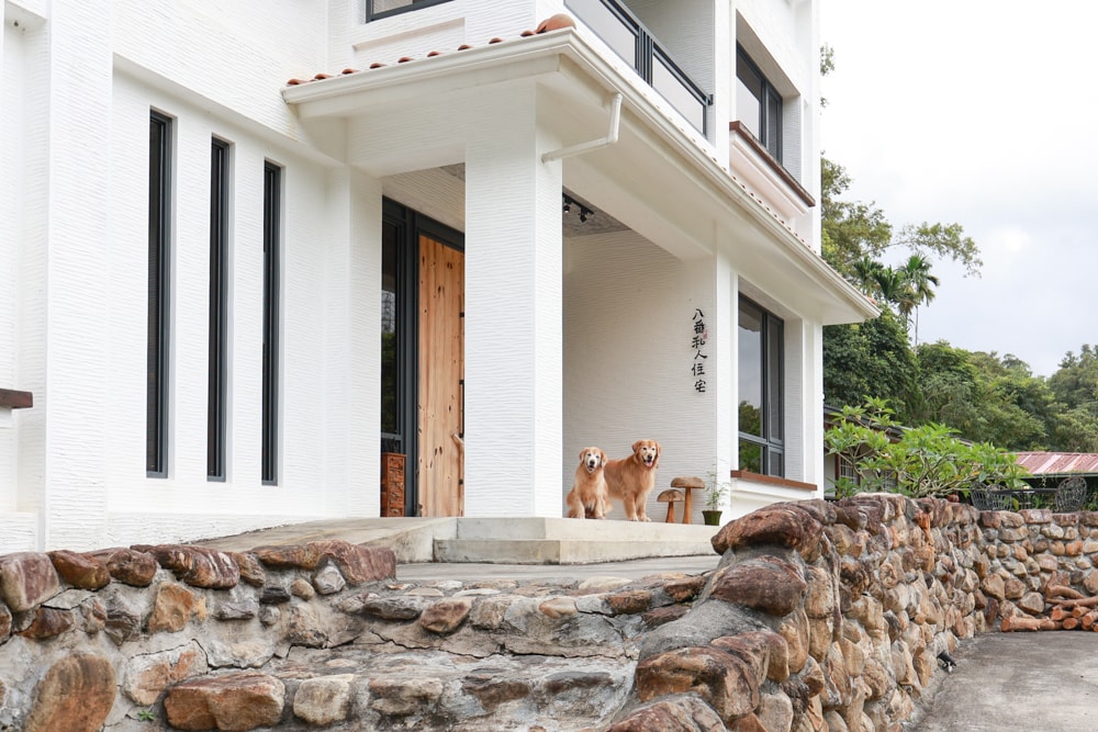 南投日月潭秘境住宿|八番私人住宅。隱身在日月潭森林系設計民宿、寵物友善民宿、感受最純粹最靜謐的日月潭住宿 - 第4張圖 南投日月潭秘境住宿|八番私人住宅。隱身在日月潭森林系設計民宿、寵物友善民宿、感受最純粹最靜謐的日月潭住宿