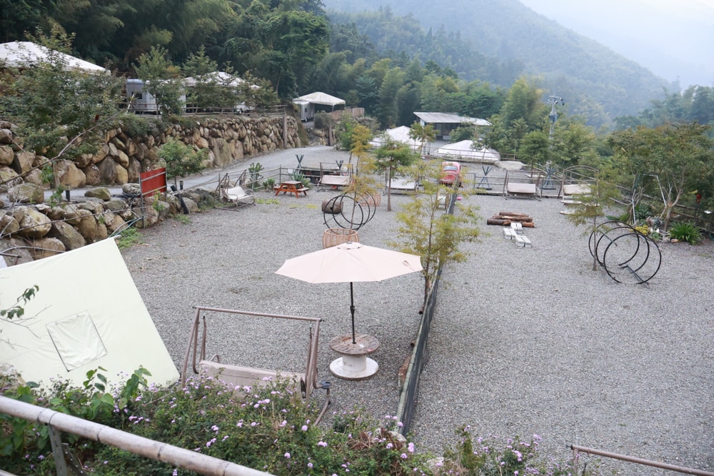 南投溪頭溪部好呆庄野宿體驗庄園｜寵物友善露營車＆馬車帳篷住宿開箱，一泊二食、野溪抓蝦超好玩！