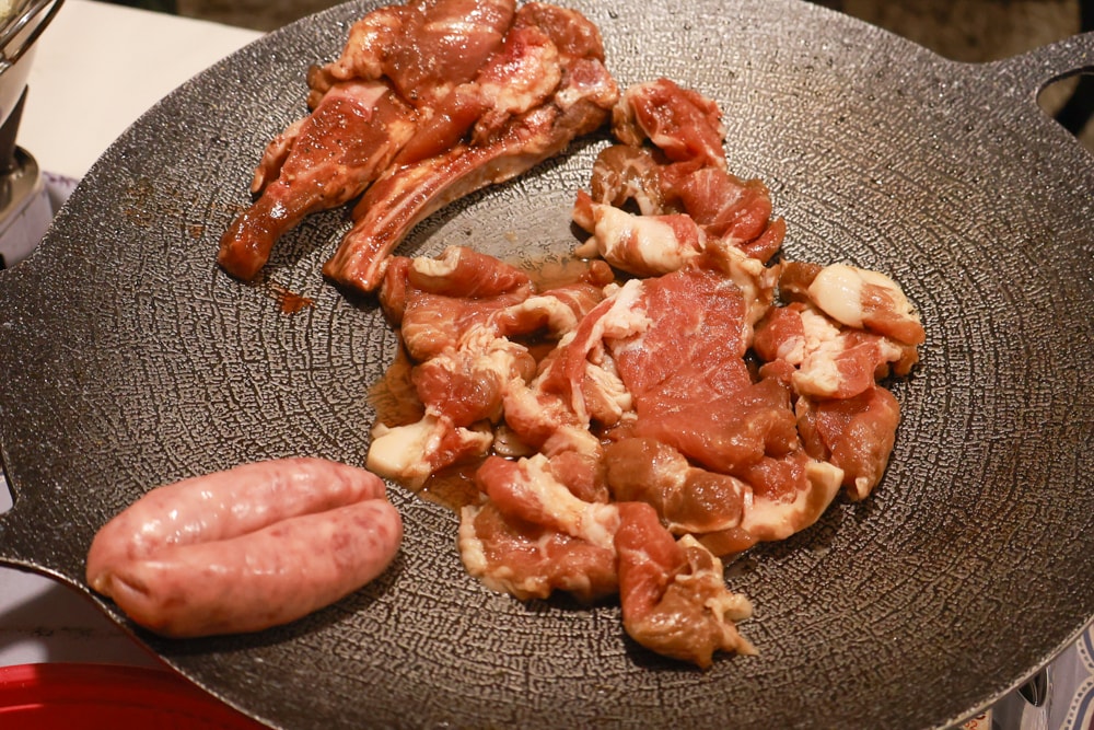 南投溪頭溪部好呆庄野宿體驗庄園｜寵物友善露營車＆馬車帳篷住宿開箱，一泊二食、野溪抓蝦超好玩！