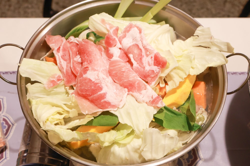 南投溪頭溪部好呆庄野宿體驗庄園｜寵物友善露營車＆馬車帳篷住宿開箱，一泊二食、野溪抓蝦超好玩！