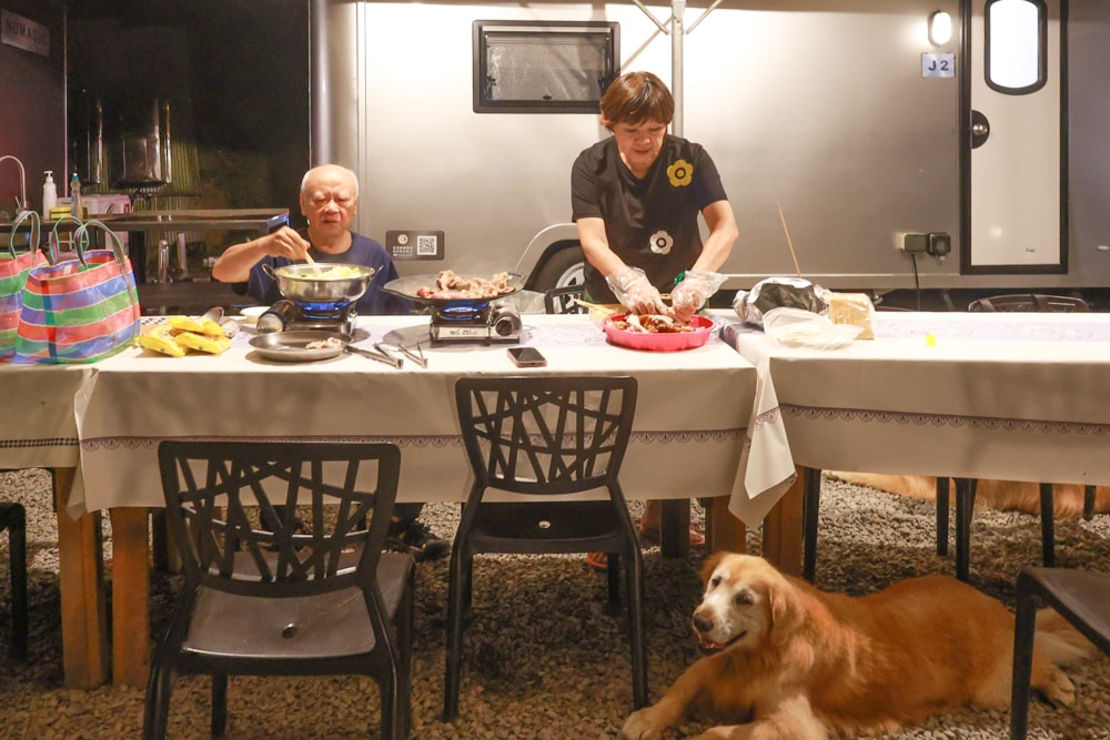 南投溪頭溪部好呆庄野宿體驗庄園｜寵物友善露營車＆馬車帳篷住宿開箱，一泊二食、野溪抓蝦超好玩！