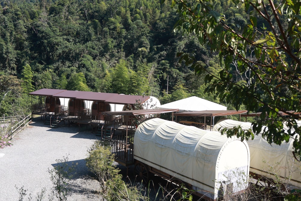 南投溪頭溪部好呆庄野宿體驗庄園｜寵物友善露營車＆馬車帳篷住宿開箱，一泊二食、野溪抓蝦超好玩！