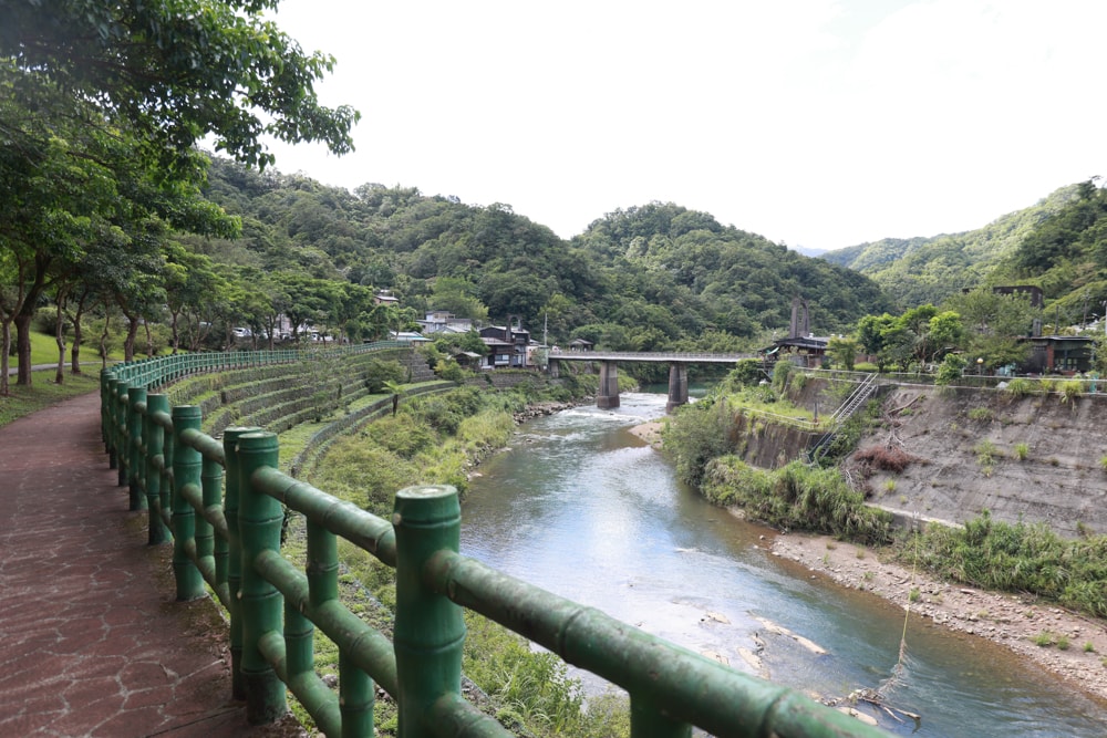 新北瑞芳三貂嶺美食｜寬哥那裡。秘境餐廳推薦，寵物友善秘境餐廳、必點馬告五花肉披薩＆提拉米蘇