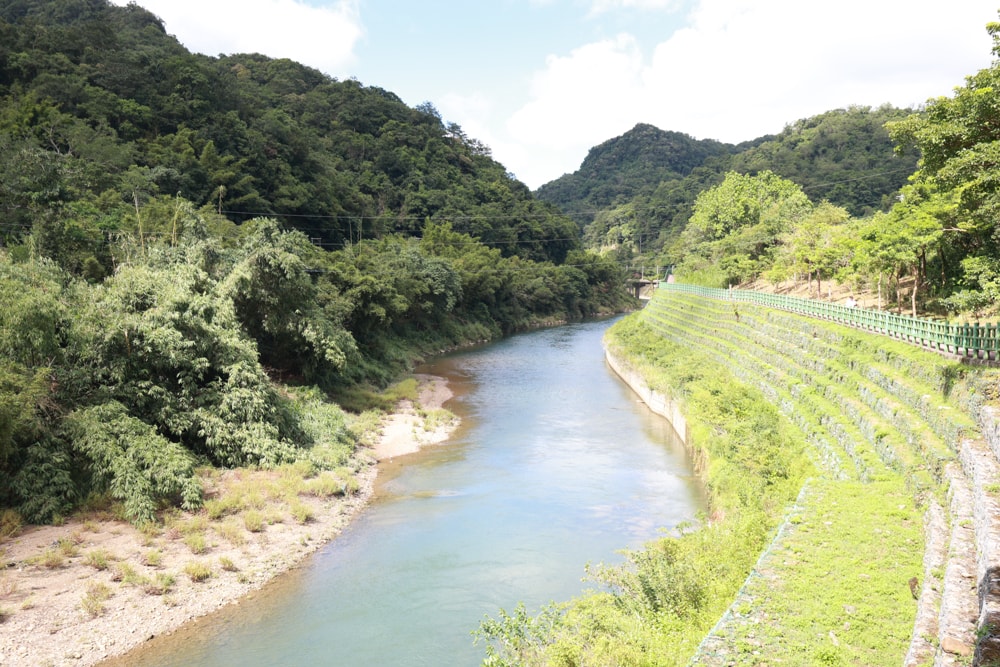 新北瑞芳三貂嶺美食｜寬哥那裡。秘境餐廳推薦，寵物友善秘境餐廳、必點馬告五花肉披薩＆提拉米蘇