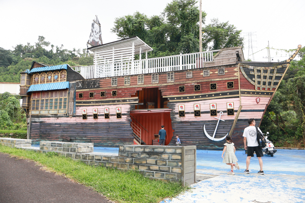 南投竹山海盜村｜一泊四食包棟住宿體驗。寵物友善親子樂園、一泊四食、VR飛船、氣墊樂園、烤肉派對一次玩到底