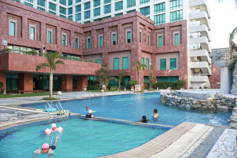 台東娜路彎大酒店寵物房開箱｜五星級飯店設施全攻略！免費下午茶、兒童遊戲區、露天泳池一次玩好玩滿