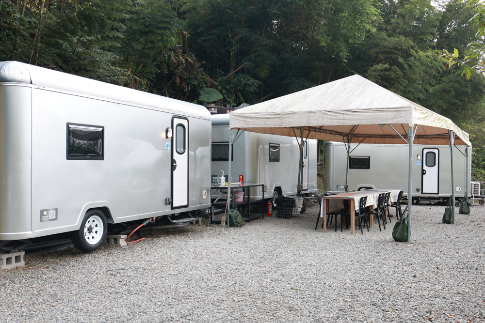 南投溪頭溪部好呆庄野宿體驗庄園|寵物友善露營車&馬車帳篷住宿開箱,一泊二食、野溪抓蝦超好玩! - 第4張圖