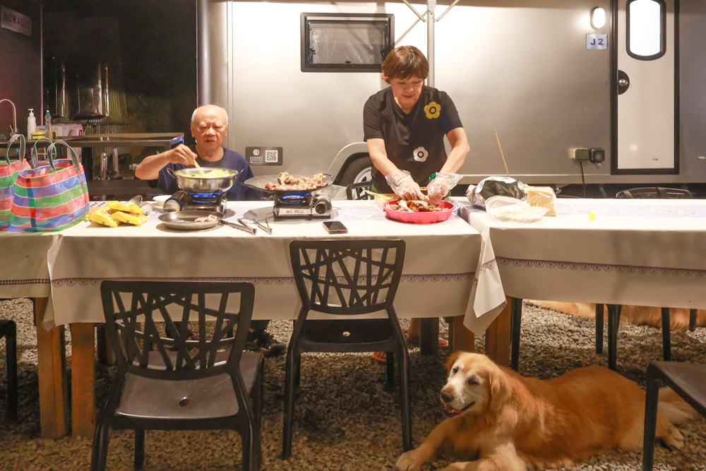 南投溪頭溪部好呆庄野宿體驗庄園|寵物友善露營車&馬車帳篷住宿開箱,一泊二食、野溪抓蝦超好玩! - 第49張圖