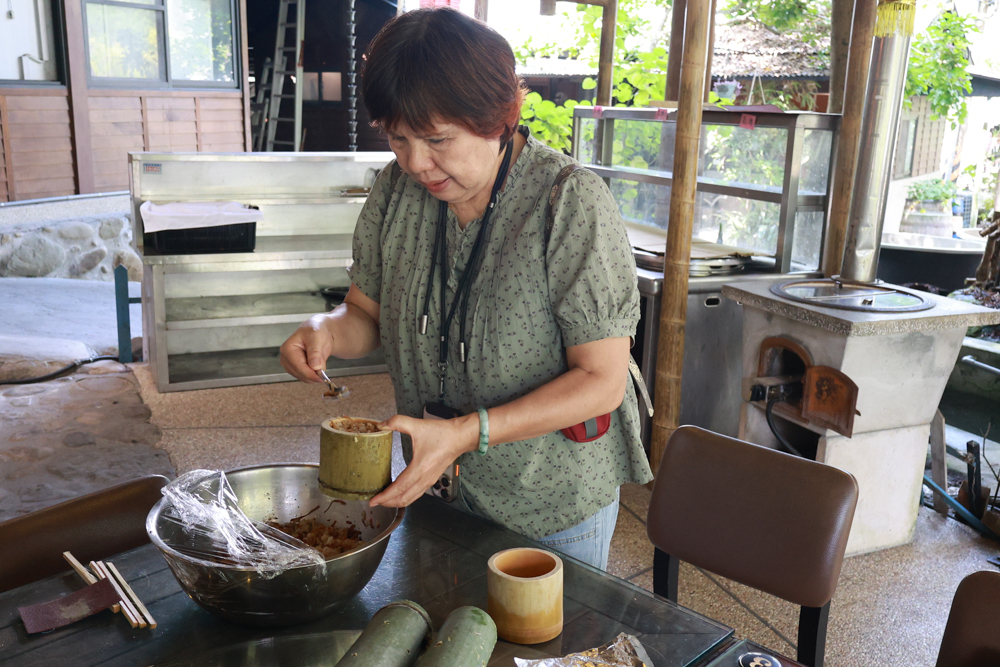 南投溪頭溪部好呆庄野宿體驗庄園|寵物友善露營車&馬車帳篷住宿開箱,一泊二食、野溪抓蝦超好玩! - 第57張圖