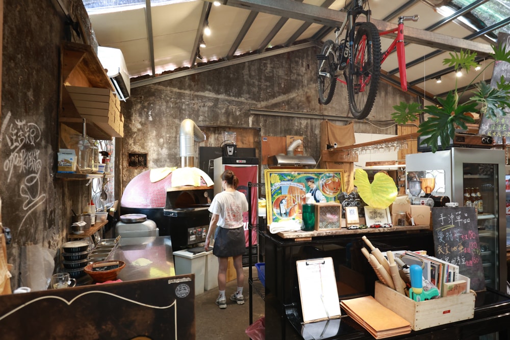 新北瑞芳三貂嶺美食|寬哥那裡。秘境餐廳推薦,寵物友善秘境餐廳、必點馬告五花肉披薩&提拉米蘇 - 第11張圖