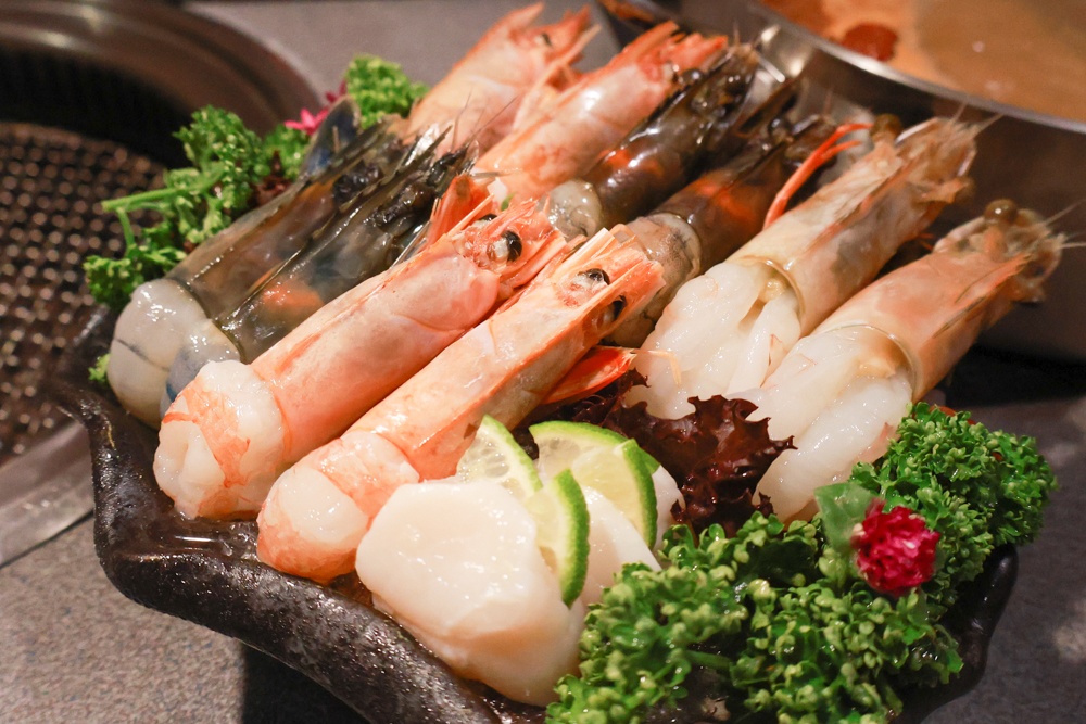 台北東區｜金洹苑日式燒肉鍋物放題。台北寵物友善餐廳推薦、和牛螃蟹龍蝦海鮮吃到飽、火烤兩吃、寵物可落地、毛孩鮮食餐