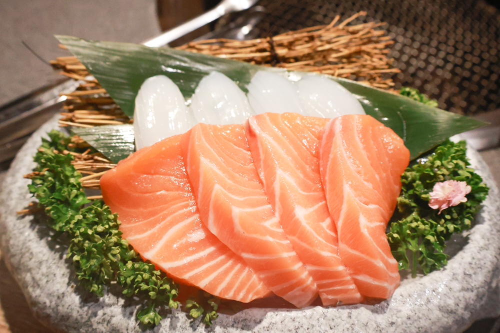 台北東區｜金洹苑日式燒肉鍋物放題。台北寵物友善餐廳推薦、和牛螃蟹龍蝦海鮮吃到飽、火烤兩吃、寵物可落地、毛孩鮮食餐