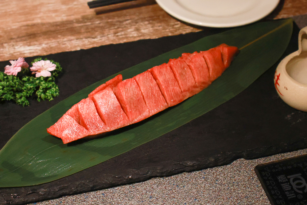 台北東區｜金洹苑日式燒肉鍋物放題。台北寵物友善餐廳推薦、和牛螃蟹龍蝦海鮮吃到飽、火烤兩吃、寵物可落地、毛孩鮮食餐